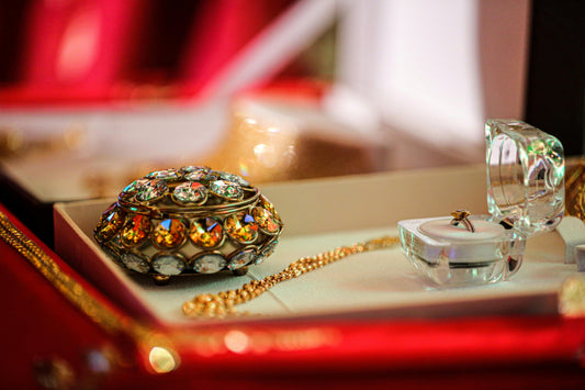 How to Store Personalized Pieces to Preserve Engraving and Plating